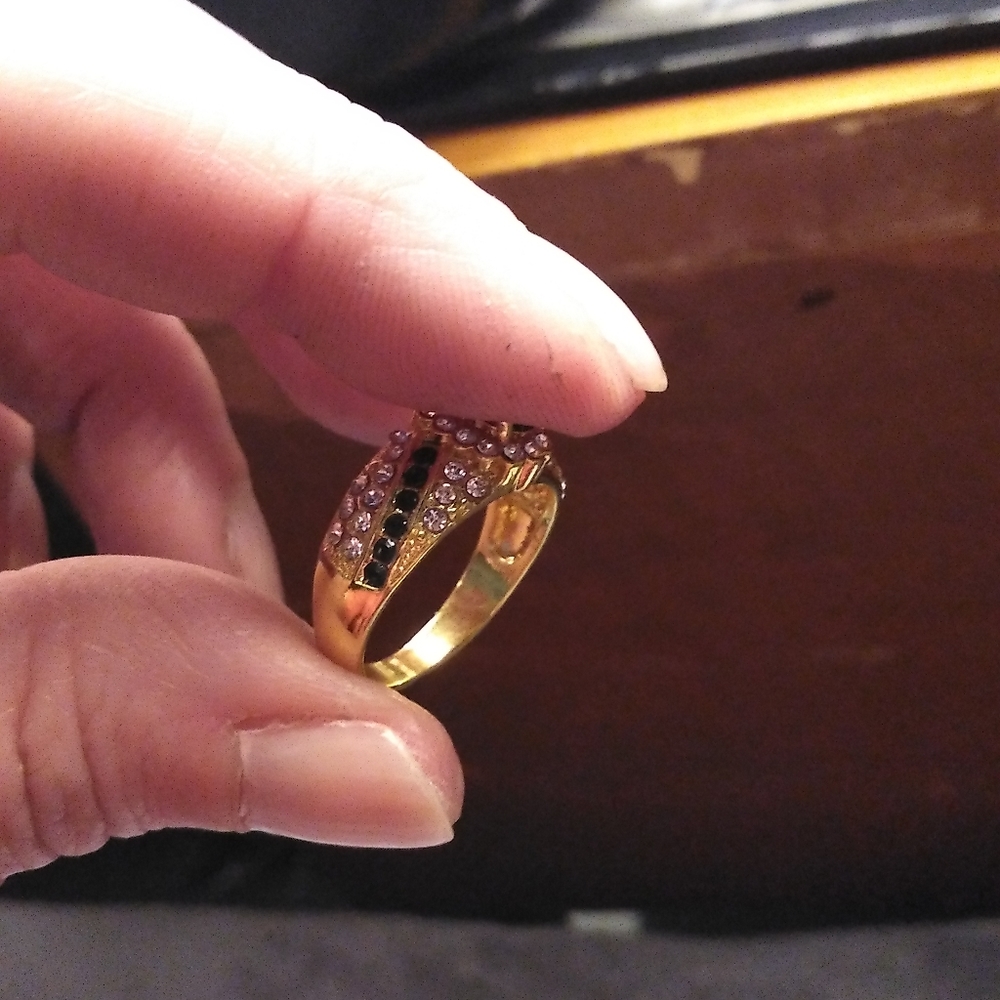 18 k gold ring blue and white sapphires ring size eight